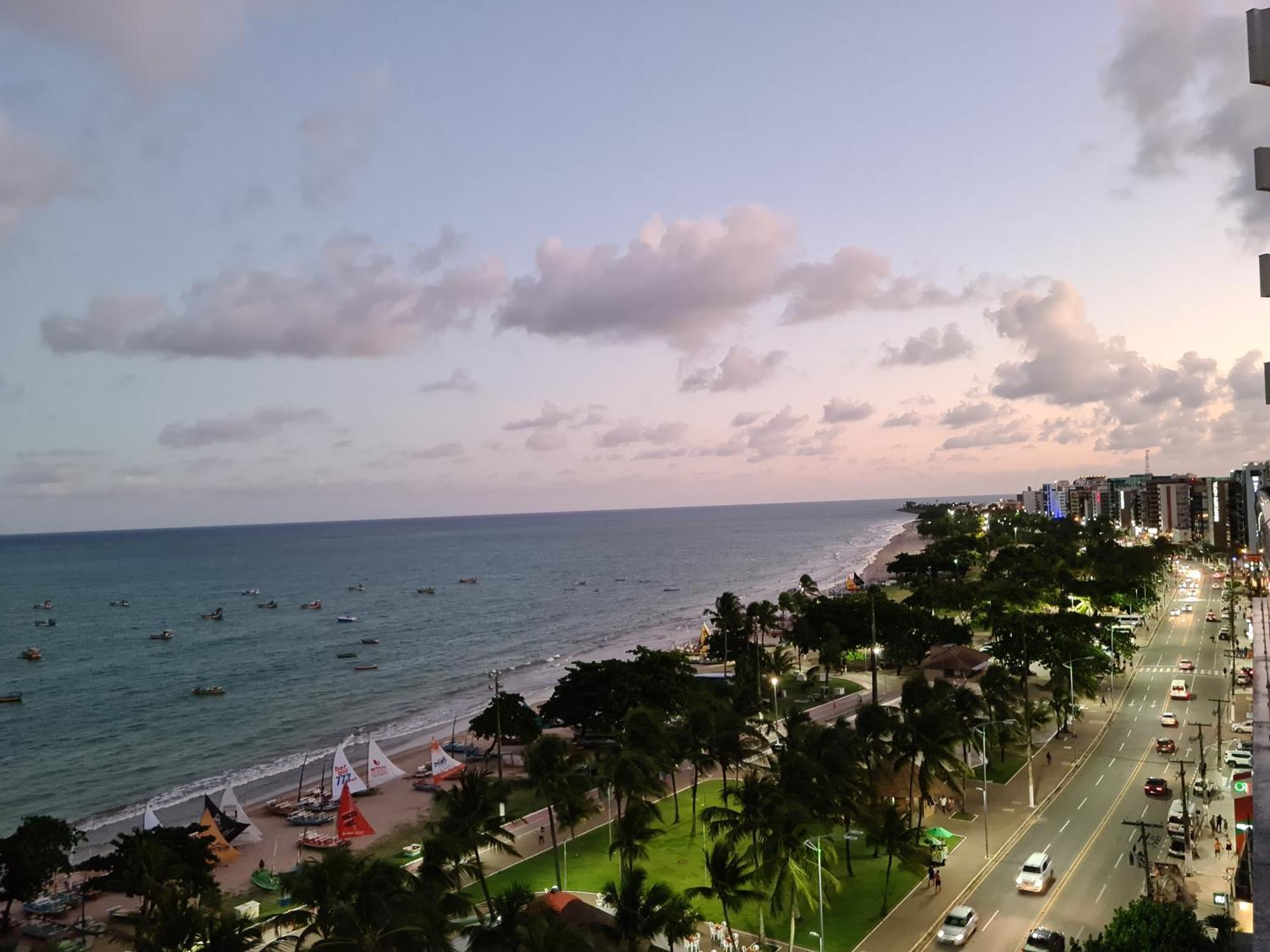 Apartamento Beira Mar De Pajucara / Maceió